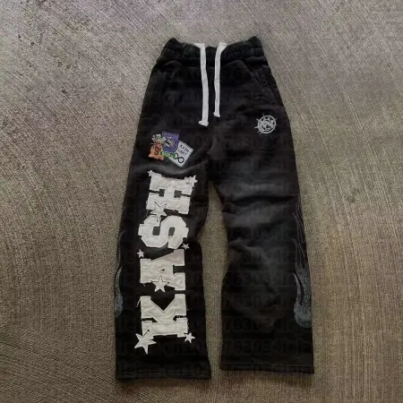 صيحات الموضة الجديدة لصيف 2026: بنطلونات عصرية للرجال والنساء بتصميم فضفاض مستقيم ومطرز