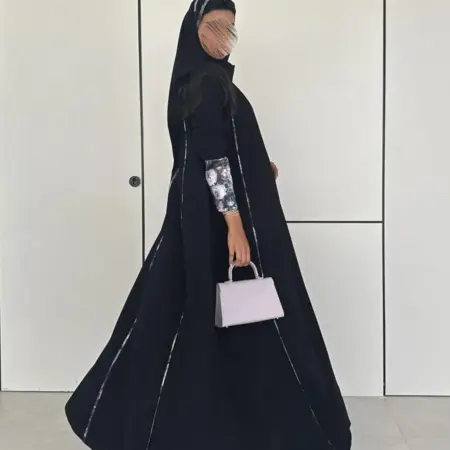 عباية بأكمام طويلة راجلان مع تفاصيل طباعة متباينة، ملابس إسلامية أنيقة ومتواضعة للنساء